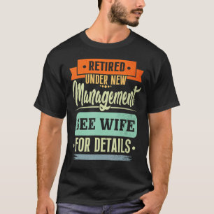 Mannen in ruste onder nieuwe leiding zien vrouw t-shirt