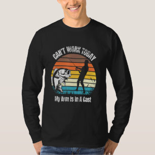 Mannen kantelwerk vandaag mijn arm is in een gegot t-shirt