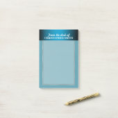 Mannen kantoor organisator werkt blauw post-it® notes (Op bureau)