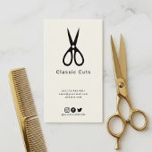 Mannen kapper haar gesneden met kleine schaar logo visitekaartje