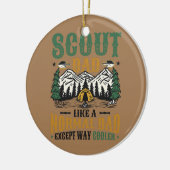 Mannen kletsen pap als een normale pap, op een and keramisch ornament (Links)