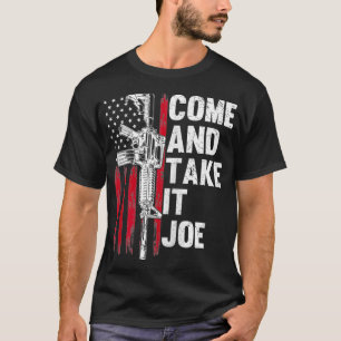 Mannen komen en nemen het Joe Pistool Rights AR15 T-shirt