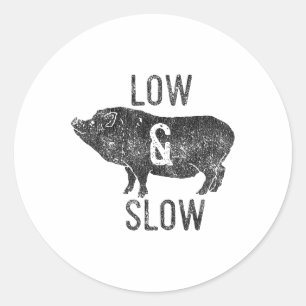 Mannen lage en trage BBQ en roker Officiële _1 Ronde Sticker