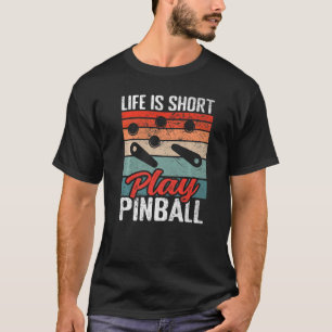 Mannen Life is een kort speldenbrein met een pinba T-shirt