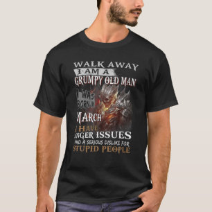 Mannen lopen weg als een brutaal oud Man dat ik in T-shirt
