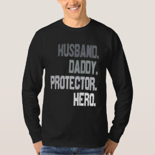 Mannen man Pappa Protector Hero Fathers Day Vlag T-shirt