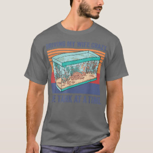 Mannen Mannen die mijn vrouw achterna leunen T-shirt