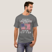 Mannen Mijn favoriete Lacrosse Player roept me Pop T-shirt (Voorkant volledig)