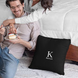 Mannen monogram naam gepersonaliseerd zwart-wit kussen<br><div class="desc">Het moderne man aangepaste monogram en de naam elegant werpen kussen in eenvoudig zwart-wit. Personaliseer het met zijn naam en de brief van het initiaal. Het kan een klassiek cadeau zijn voor een groomsman, beste man, vriendje, echtgenoot, vader, oom op een bruiloft, verjaardag, Kerstmis of een andere verjaardag of gelegenheid....</div>