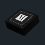 Mannen Monogrammed Sieradendoos Cadeaudoosje<br><div class="desc">Een modern mannelijk zwart initialen monogram sieradendoos cadeau voor een man om manchetknopen,  ringen en andere items op te slaan. Eenvoudig cadeau voor papa,  opa,  groomsman of vrienden.</div>