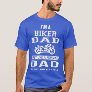 Mannen motorfiets met motoraandrijving en persvet t-shirt