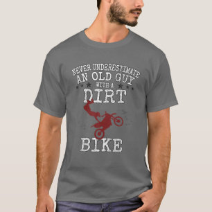 Mannen motorfietsen die een oude man met een vuile t-shirt