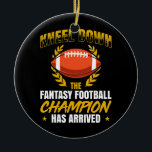 Mannen neel onderaan de Fantasy Football Champion  Keramisch Ornament<br><div class="desc">De Mannen Kneel in de Fantasy Football Champion heeft cadeautjes gekregen. Perfect gift voor je vader,  moeder,  papa,  mannen,  vrouwen,  vriend en familieleden op de dag van de Thanksgiving,  kerstdag,  Moederdag,  vaderdag,  4 juli,  1776 Onafhankelijke dag,  Veteranendag,  Halloween Dag,  Patrick's Day</div>