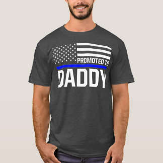 Mannen nieuwe pap voor het eerst dat hij politiewe t-shirt