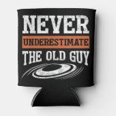 Mannen onderschat nooit de oude Man Funny Disk Go Blikjeskoeler (Voorkant)