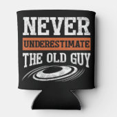Mannen onderschat nooit de oude Man Funny Disk Go Blikjeskoeler (Achterkant)
