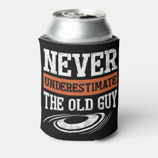 Mannen onderschat nooit de oude Man Funny Disk Go Blikjeskoeler (Blikje Achterkant)