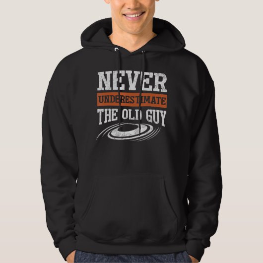 Mannen onderschat nooit de oude Man Funny Disk Go Hoodie (Voorkant)