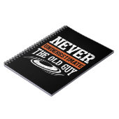 Mannen onderschat nooit de oude Man Funny Disk Go Notitieboek (Linkerzijde)