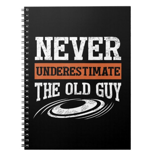 Mannen onderschat nooit de oude Man Funny Disk Go Notitieboek (Voorkant)