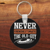 Mannen onderschat nooit de oude Man Funny Disk Go Sleutelhanger (Voorkant)