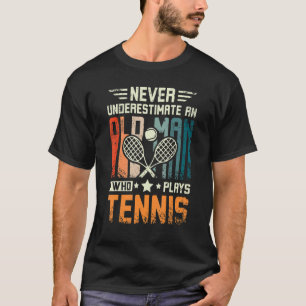 Mannen Onderschat nooit een oud man dat tenen spee T-shirt