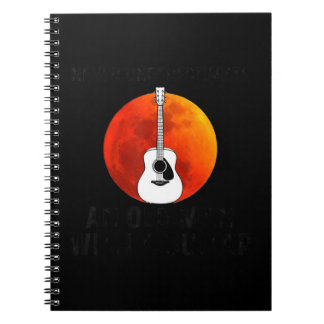 Mannen Onderschat nooit een oud man met een gitaar Notitieboek