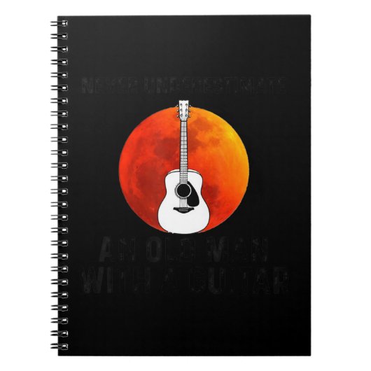Mannen Onderschat nooit een oud man met een gitaar Notitieboek (Voorkant)