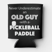 Mannen Onderschat nooit een oude man met een Pickl Blikjeskoeler (Voorkant)