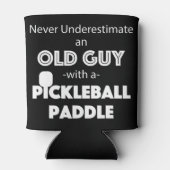 Mannen Onderschat nooit een oude man met een Pickl Blikjeskoeler (Achterkant)