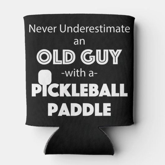 Mannen Onderschat nooit een oude man met een Pickl Blikjeskoeler (Achterkant)