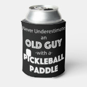 Mannen Onderschat nooit een oude man met een Pickl Blikjeskoeler (Blikje Achterkant)
