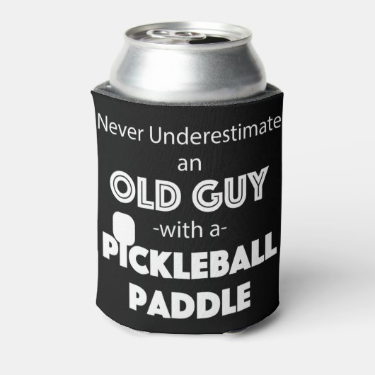 Mannen Onderschat nooit een oude man met een Pickl Blikjeskoeler (Blikje Achterkant)