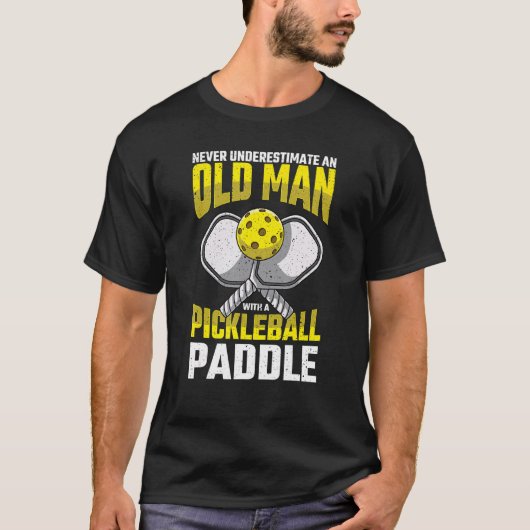 Mannen Onderschat nooit oude Man Pickleball Paddle T-shirt (Voorkant)