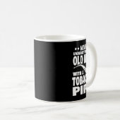 Mannen Onderschatten een oud Man nooit met tabak Koffiemok (Voorkant rechts)