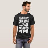 Mannen Onderschatten een oud Man nooit met tabak T-shirt (Voorkant volledig)