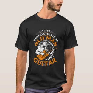 Mannen onderschatten het oude Man nooit met een gi T-shirt