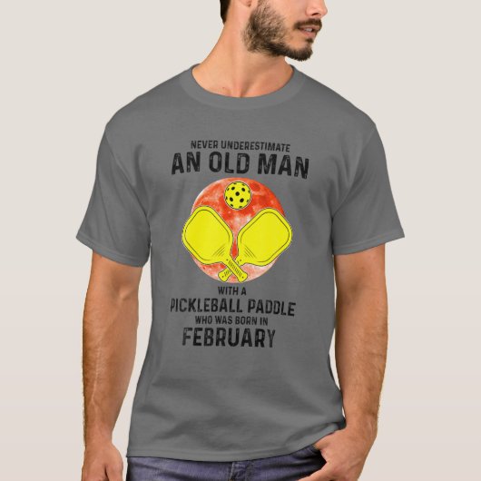 Mannen onderschatten het oude Man nooit met Pickle T-shirt (Voorkant)
