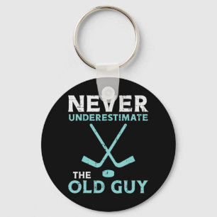Mannen onderschatten nooit de oude man Ice Hockey  Sleutelhanger