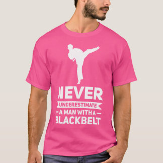 Mannen onderschatten nooit een Man Black Belt Kara T-shirt