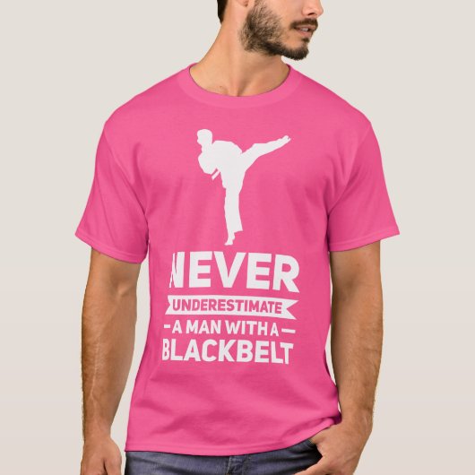 Mannen onderschatten nooit een Man Black Belt Kara T-shirt (Voorkant)