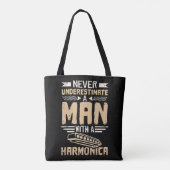 Mannen onderschatten nooit een Man met een harmoni Tote Bag (Achterkant)