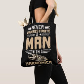 Mannen onderschatten nooit een Man met een harmoni Tote Bag (Dichtbij)