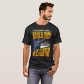 Mannen onderschatten nooit een oud Man dat de pas  T-shirt (Voorkant volledig)