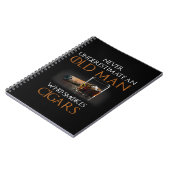 Mannen onderschatten nooit een oud Man dat het var Notitieboek (Linkerzijde)