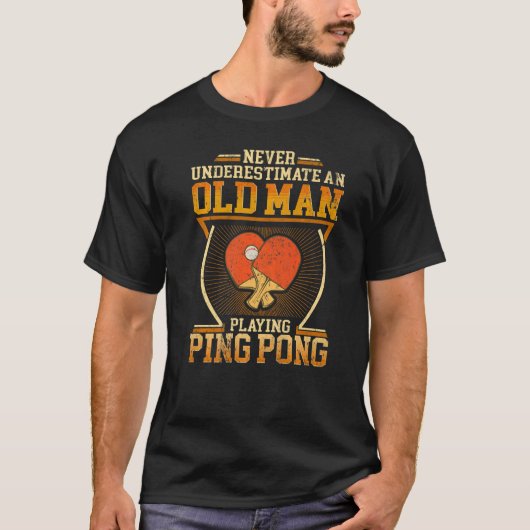 Mannen onderschatten nooit een oud Man dat Ping P  T-shirt (Voorkant)