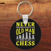 Mannen onderschatten nooit een oud Man dat speelt Sleutelhanger (Voorkant)