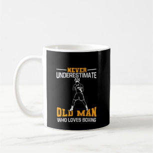 Mannen onderschatten nooit een oud Man dat van Box Koffiemok