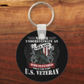 Mannen onderschatten nooit een oud Man grappige US Sleutelhanger (Voorkant)