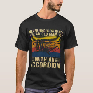 Mannen onderschatten nooit een oud Man met een akk T-shirt